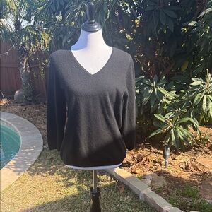 InCashmere Elegant Black V-Neck Sweater